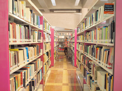 Biblioteca Central estantes2